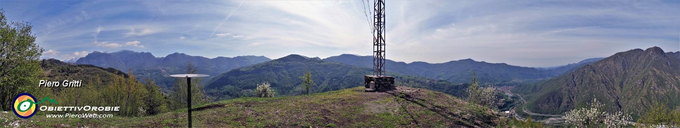 51 Alla croce di vetta del Pizzo di Spino (958 m) con Val Serina a sx e conca di Zogno a dx.jpg